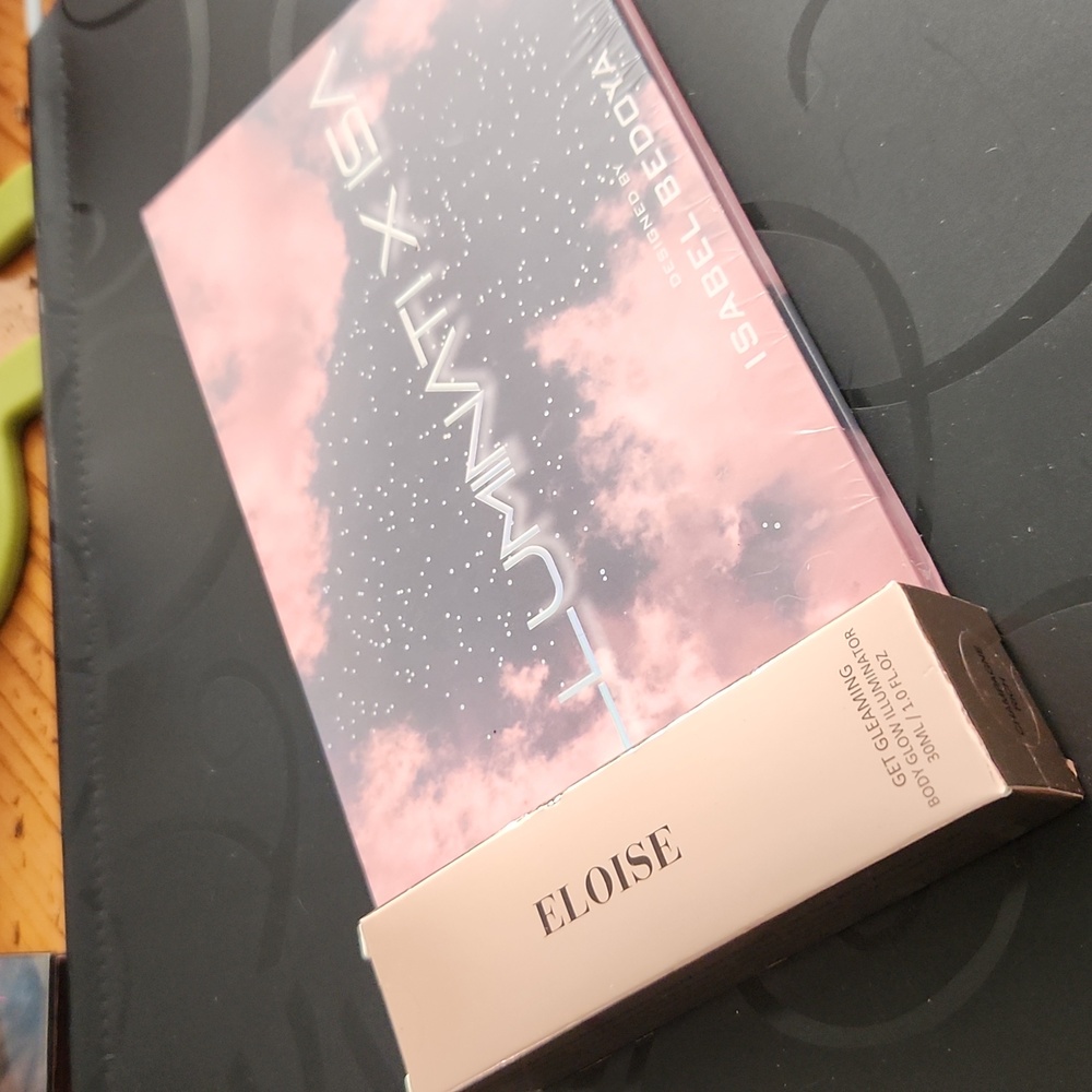 Illuminati x Isa make up bundle new